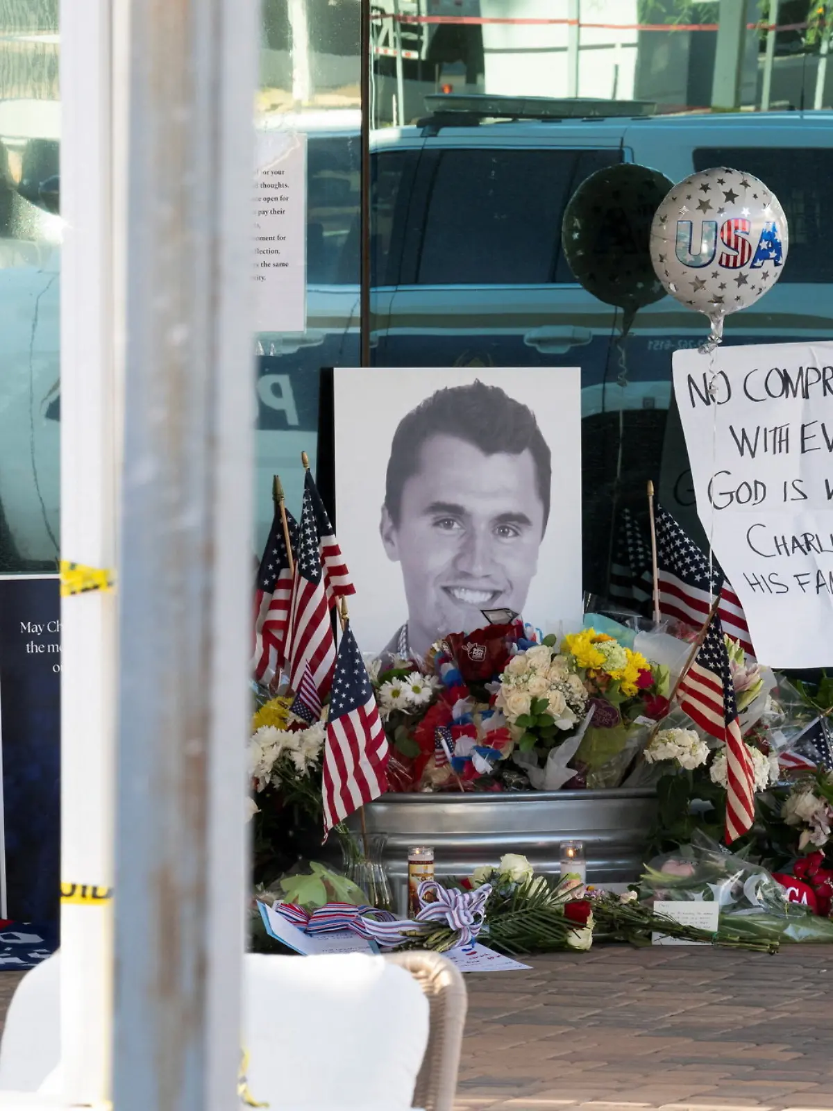 A memorial is held for Charlie Kirk, who was shot and killed in Utah, at the Turning Point USA headquarters in Phoenix, Arizona, U.S. September 10, 2025.  REUTERS/Caitlin O’Hara