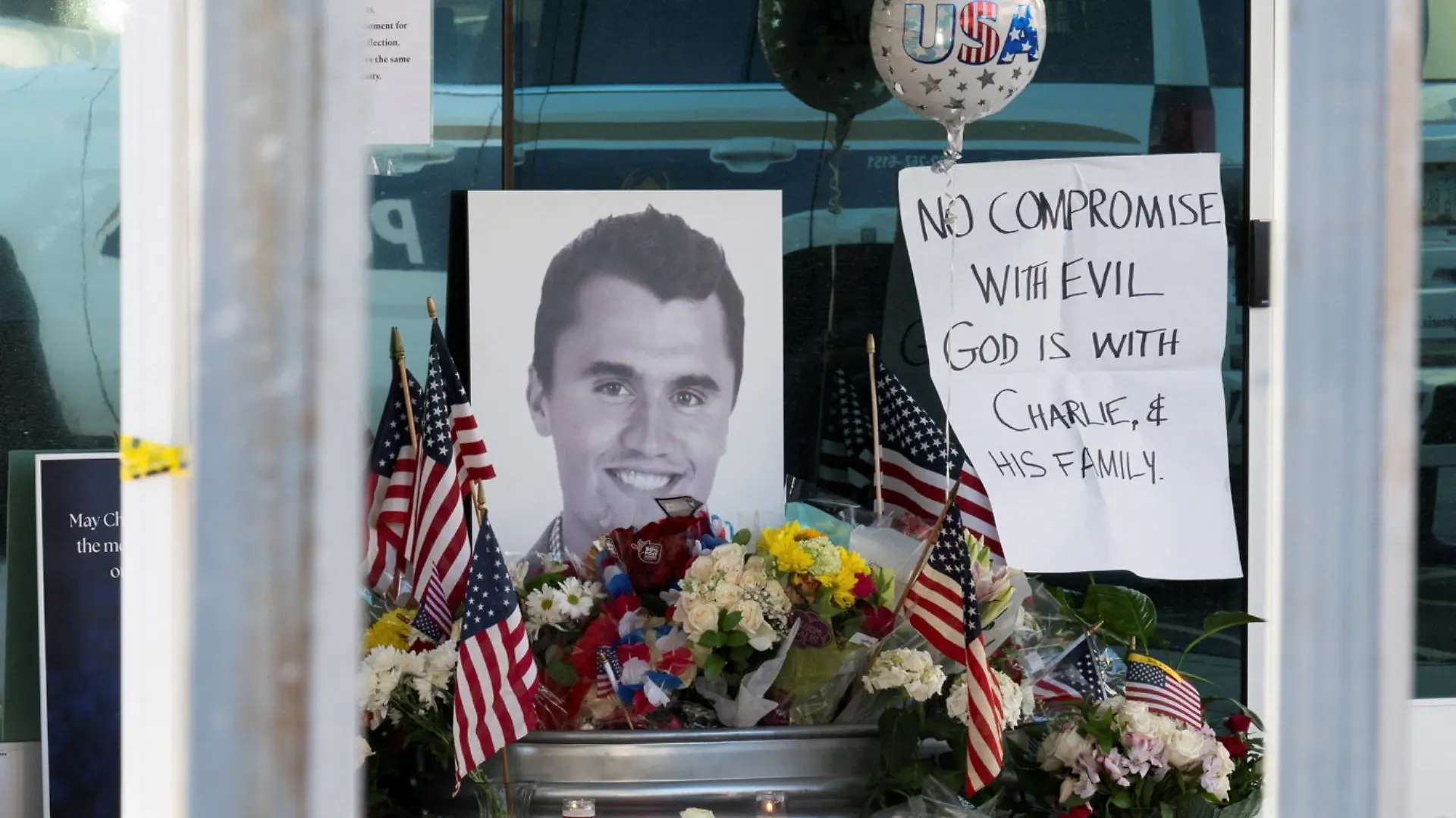 A memorial is held for Charlie Kirk, who was shot and killed in Utah, at the Turning Point USA headquarters in Phoenix, Arizona, U.S. September 10, 2025.  REUTERS/Caitlin O’Hara
