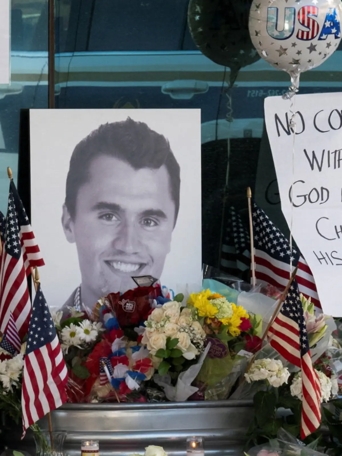 A memorial is held for Charlie Kirk, who was shot and killed in Utah, at the Turning Point USA headquarters in Phoenix, Arizona, U.S. September 10, 2025.  REUTERS/Caitlin O’Hara