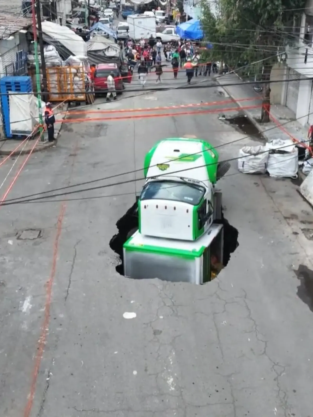 Bild zu: "Limonaden-Lkw fällt in riesiges Loch"