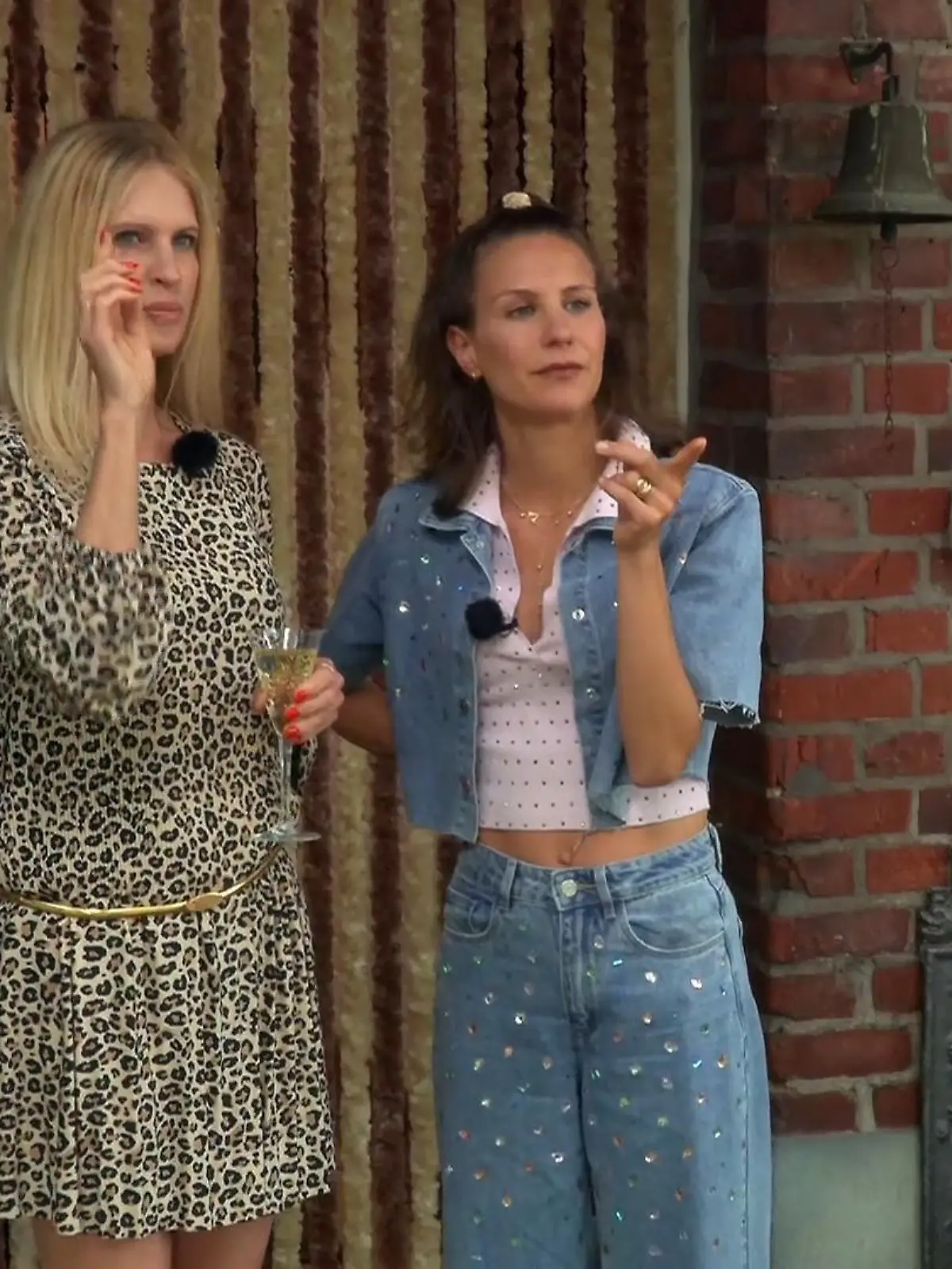 Bild zu: "Tina und Stefanie checken die Konkurrenz"