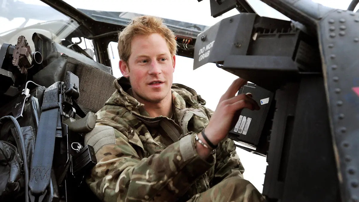 ARCHIV - 21.01.2013, Afghanistan, Camp Bastion: Prinz Harry sitzt im Cockpit eines Apache-Hubschraubers. (zu dpa «Ein Prinz packt aus: Details aus Harry-Biografie schocken Briten») Foto: John Stillwell/PA-Wire/Pool/epa/dpa +++ dpa-Bildfunk +++