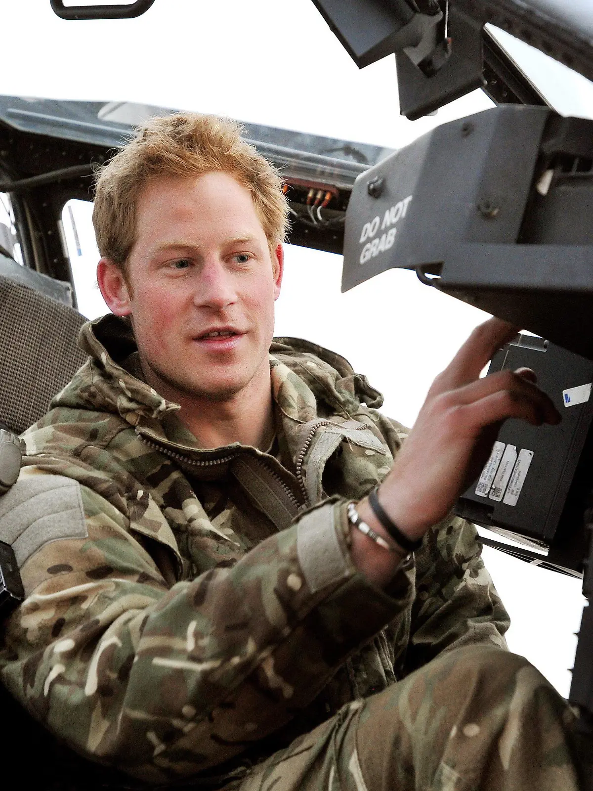 ARCHIV - 21.01.2013, Afghanistan, Camp Bastion: Prinz Harry sitzt im Cockpit eines Apache-Hubschraubers. (zu dpa «Ein Prinz packt aus: Details aus Harry-Biografie schocken Briten») Foto: John Stillwell/PA-Wire/Pool/epa/dpa +++ dpa-Bildfunk +++