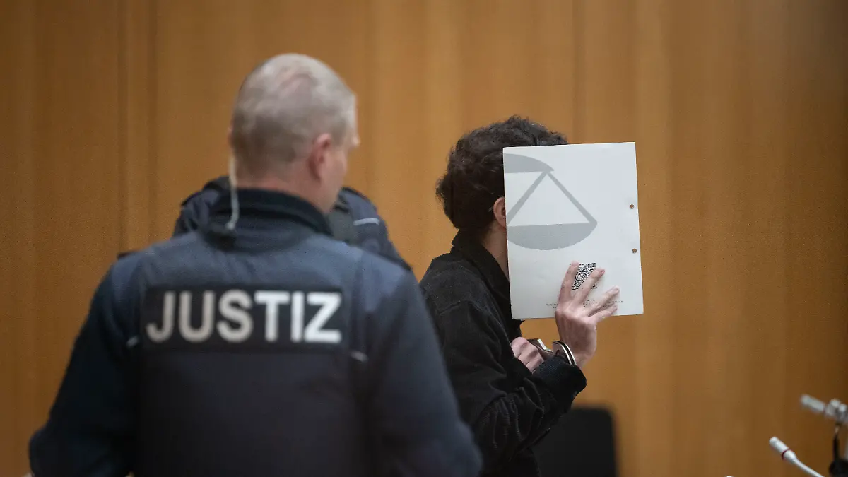 Der Angeklagte im Verfahren nach dem tödlichen Messerangriff auf einen Polizisten in Mannheim hat sich kurz vor dem Urteil bei den Opfern der Tat entschuldigt.