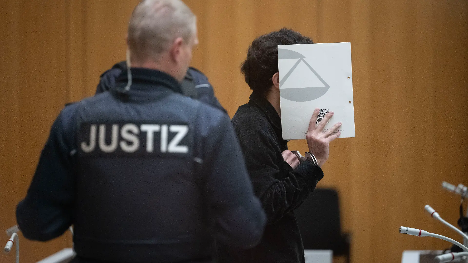 Der Angeklagte im Verfahren nach dem tödlichen Messerangriff auf einen Polizisten in Mannheim hat sich kurz vor dem Urteil bei den Opfern der Tat entschuldigt.