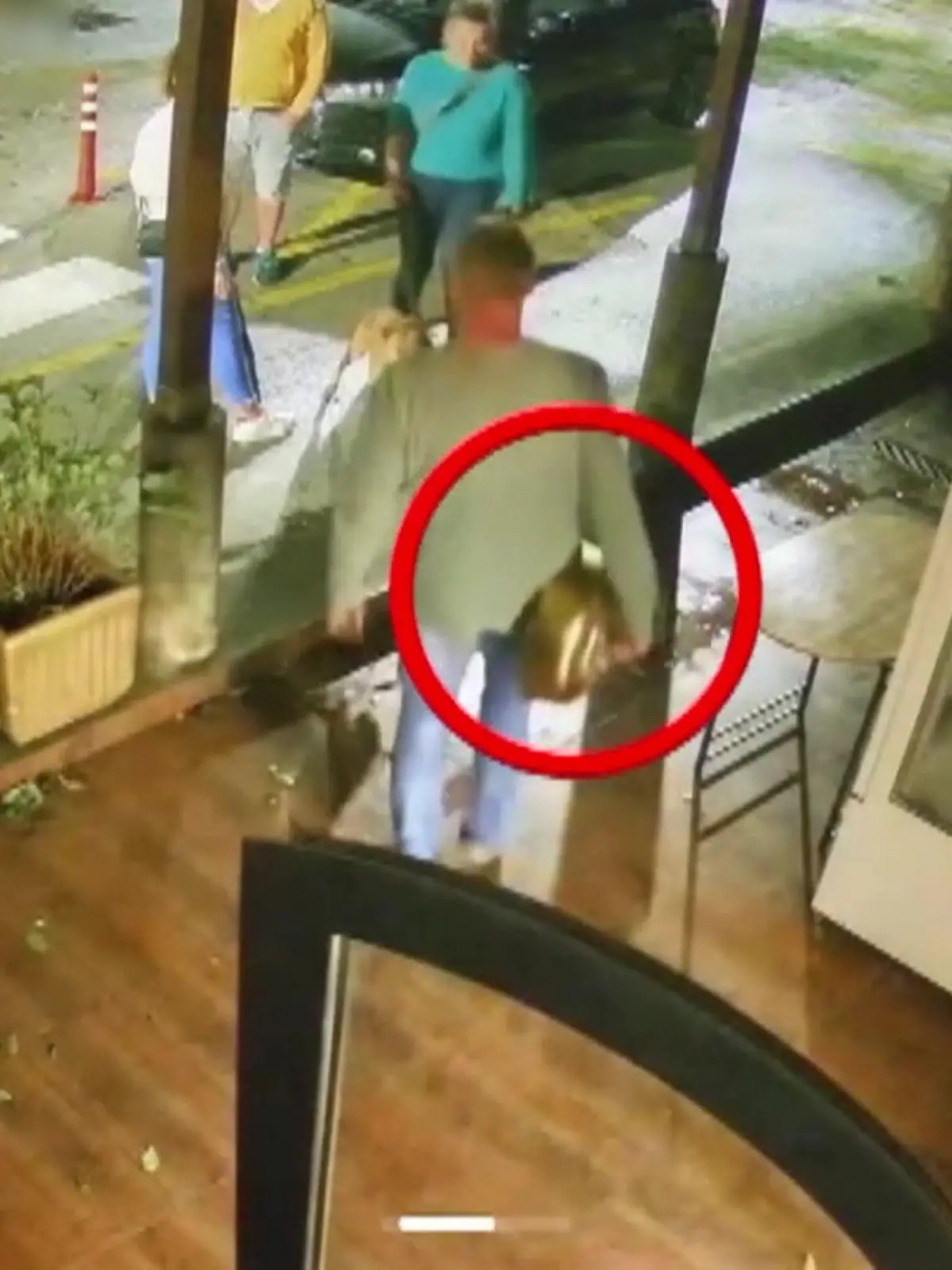 Bild zu: "Selbstbedienung mal anders! Gast stibitzt goldenes Waschbecken von Restaurant-Toilette"