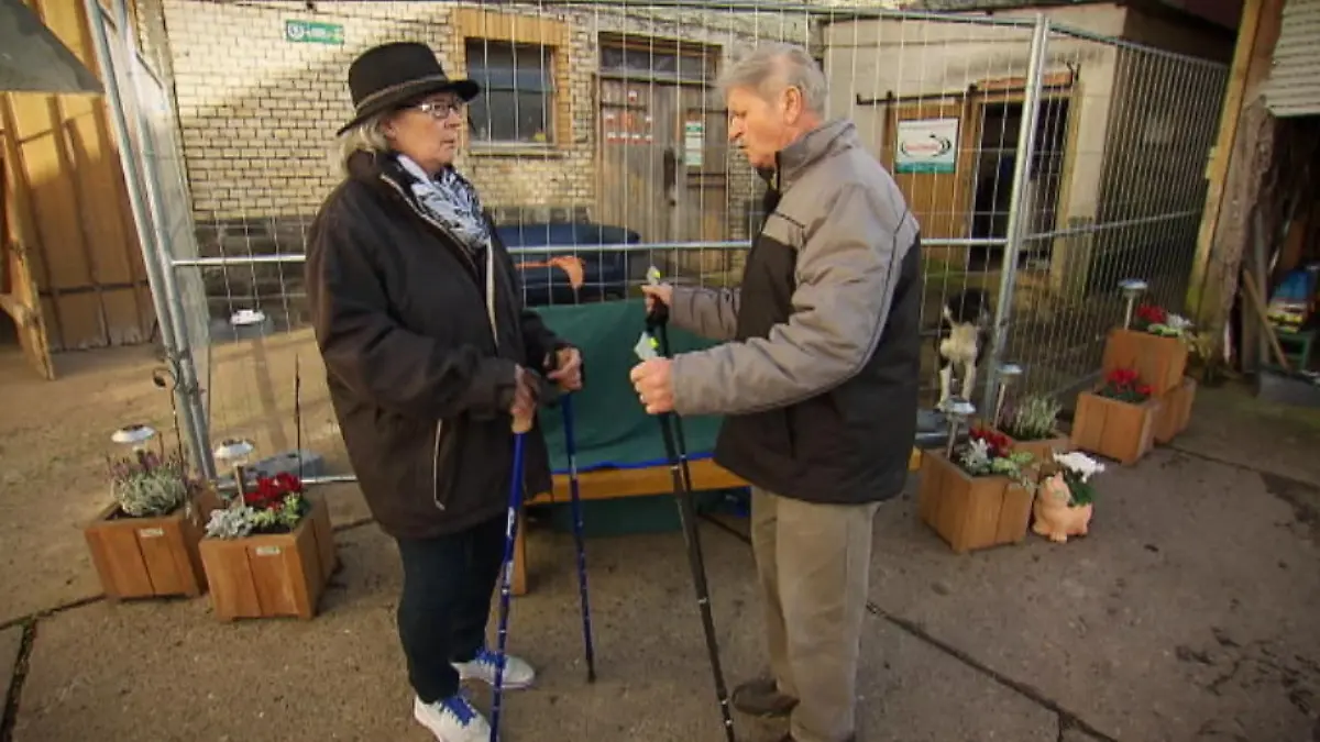 Karlheinz und Lou wachen gemeinsam auf Glückliche Momente