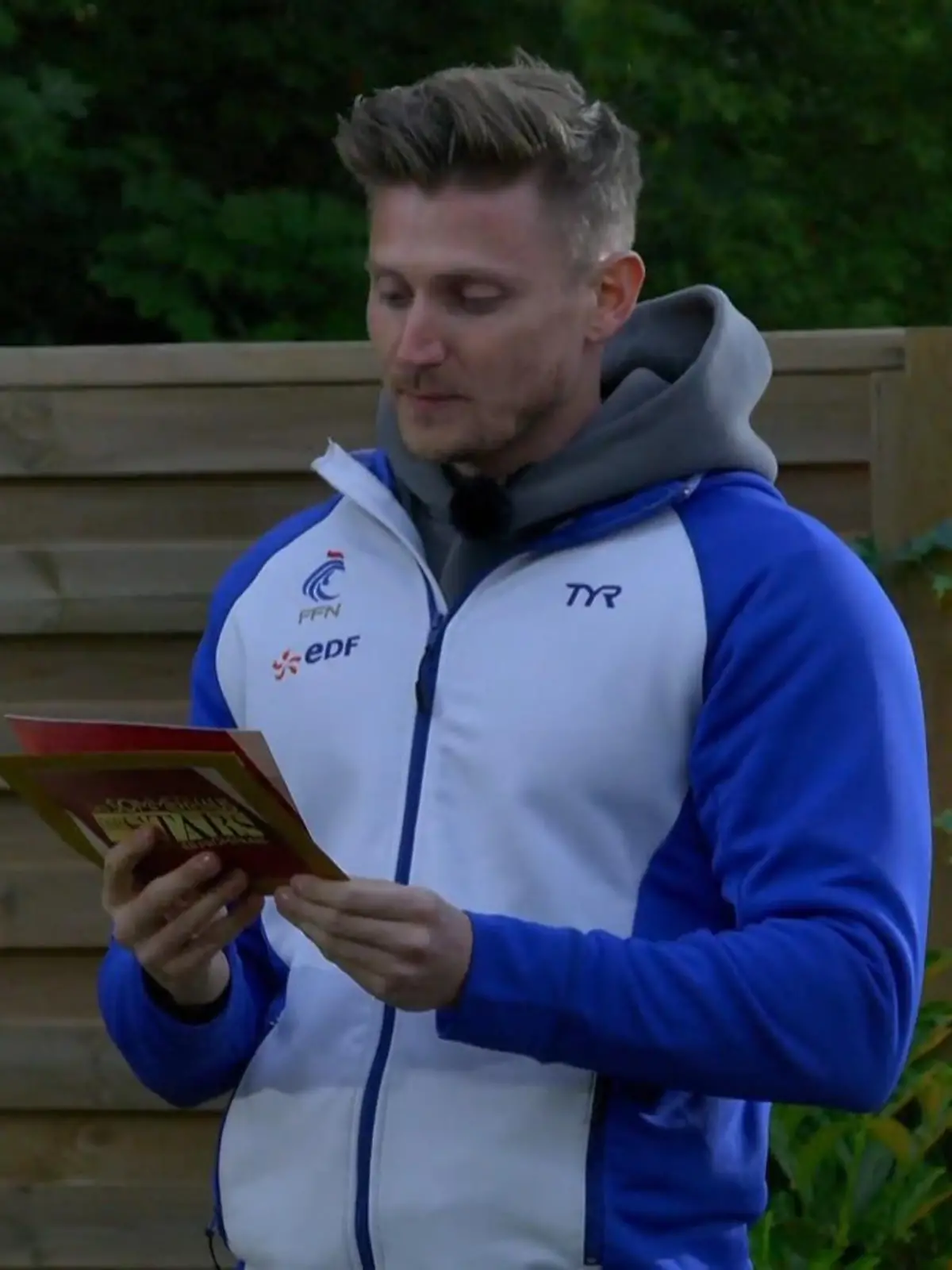 Bild zu: "Tommy verkündet den Gewinner des Spiels"