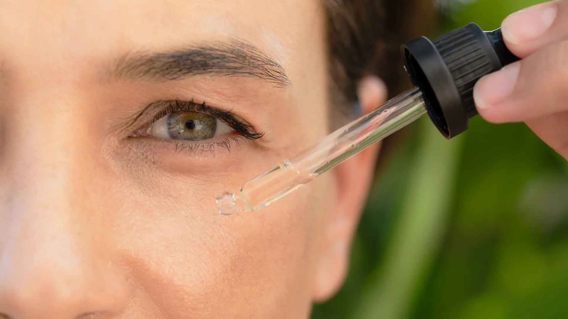 Diverse Anti-Aging-Produkte versprechen gegen Hautalterung zu helfen.