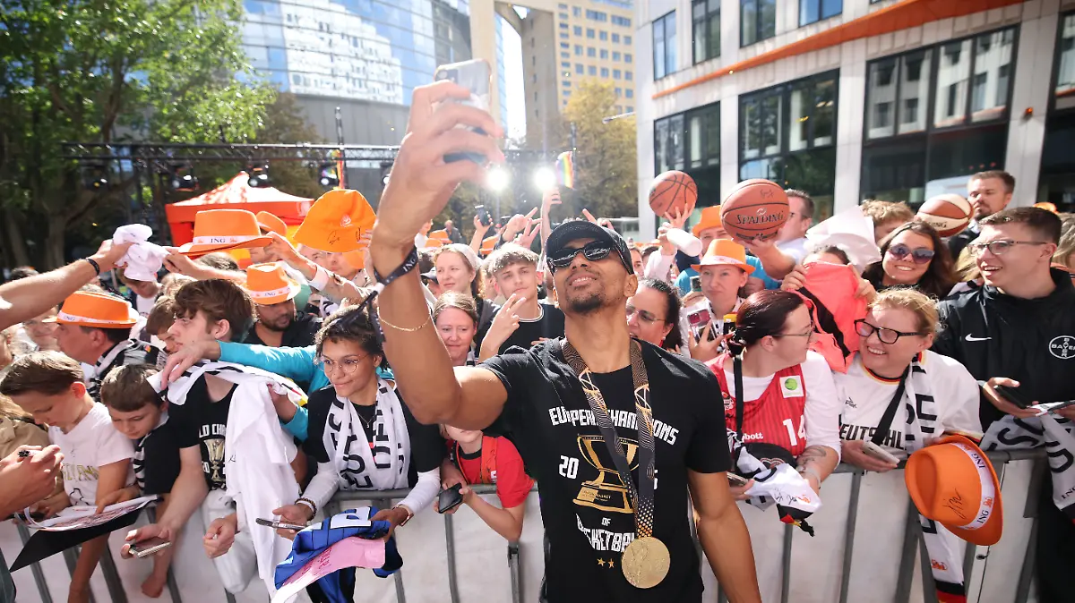 Die Basketball-Nationalmannschaft um Maodo Lo wurde meisterlich in Frankfurt empfangen.