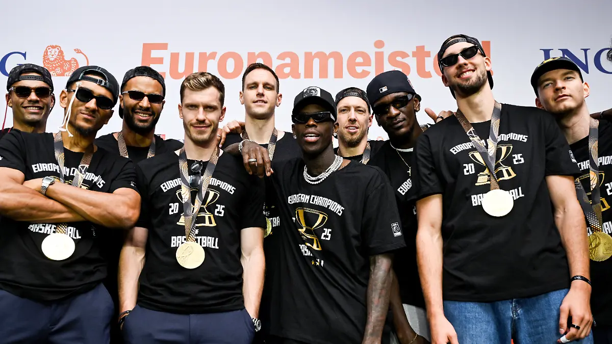 Mit der Goldmedaille um den Hals bejubeln die Basketballer den EM-Triumph.