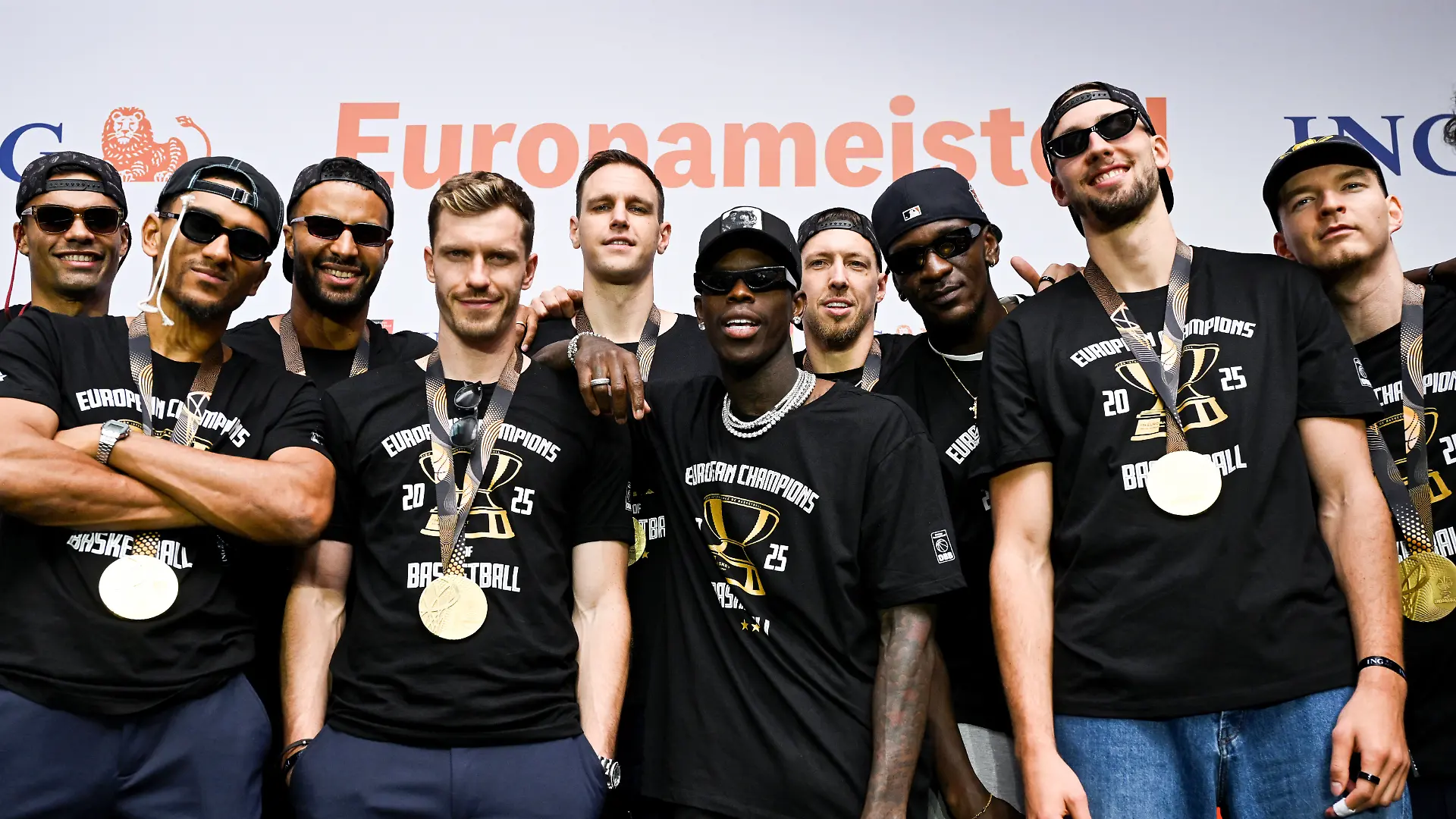 Mit der Goldmedaille um den Hals bejubeln die Basketballer den EM-Triumph.