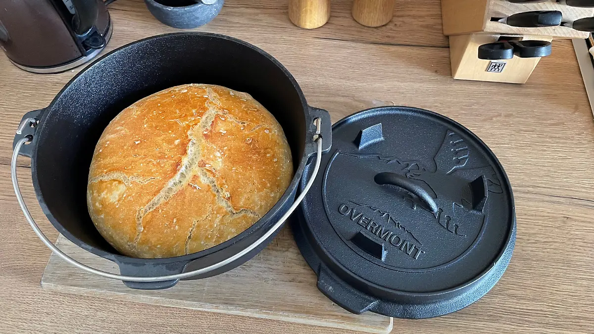 Dutch Oven mit fertig gebackenem Brot