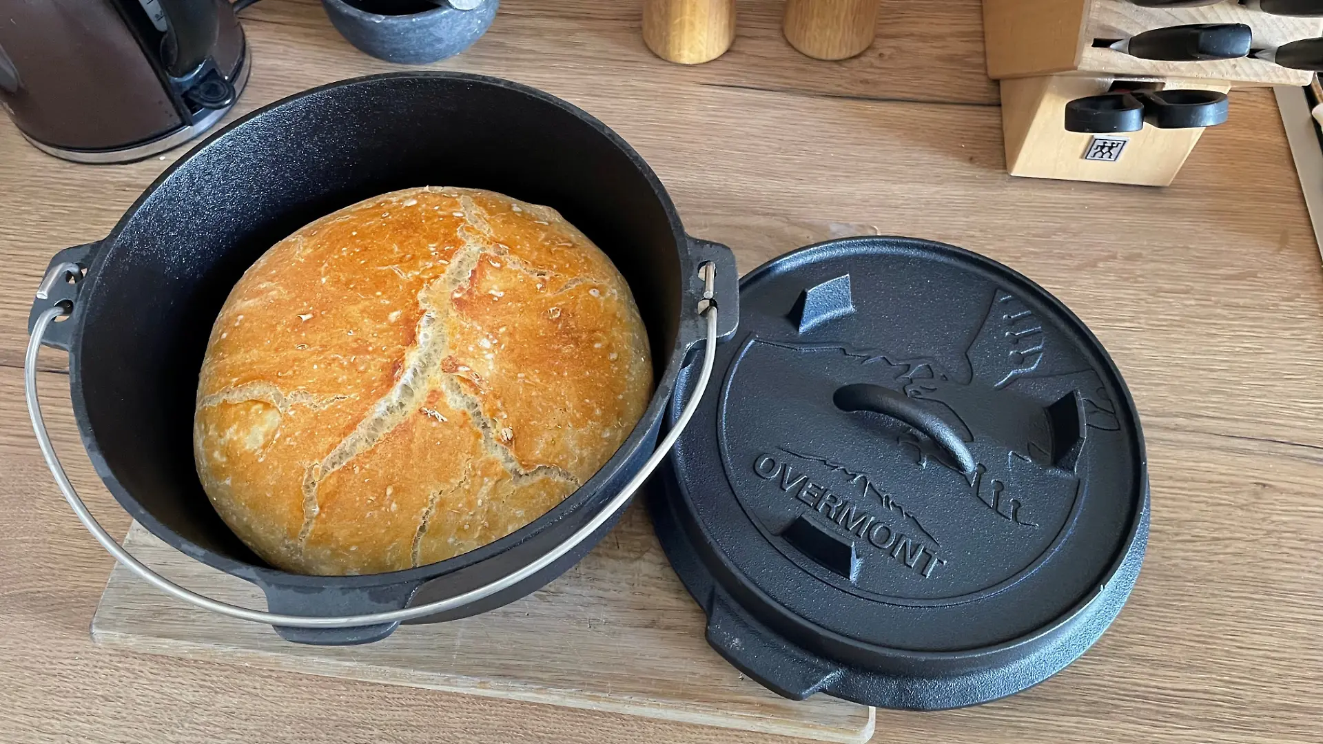 Dutch Oven mit fertig gebackenem Brot