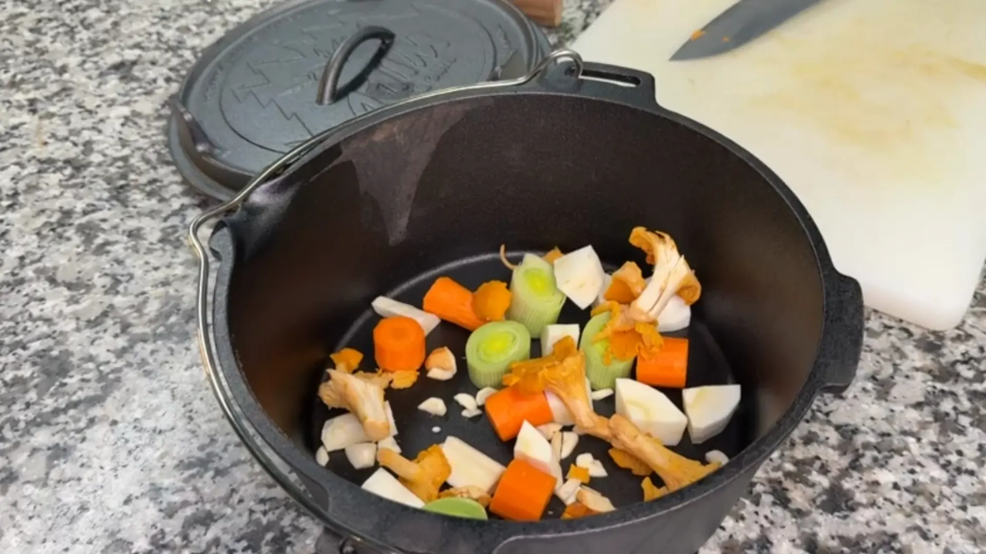 Dutch Oven gefüllt mit Gemüse 