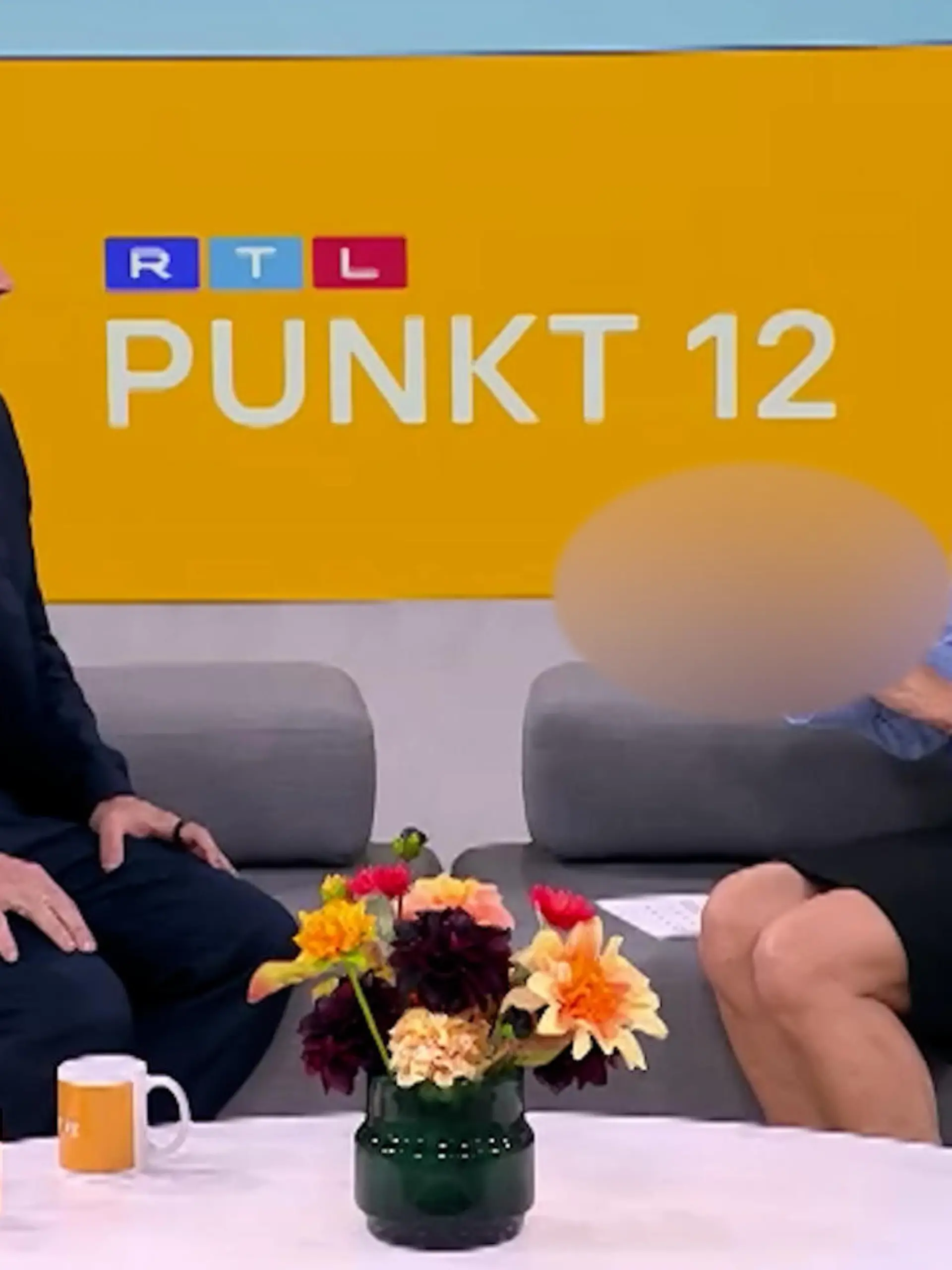 Bild zu: "Ob ihr das gefällt? Daniel Fischer überrascht Katja Burkard mit DIESEM Geschenk"