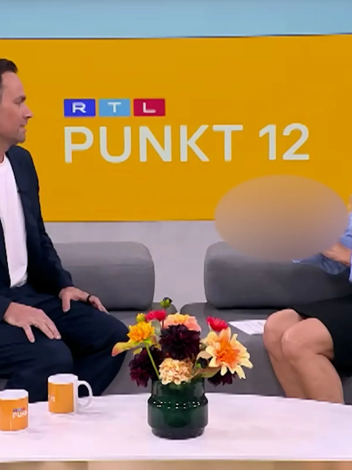 Erster Arbeitstag von Daniel Fischer bei Punkt 12! Katja Burkard bekommt DAS von ihm