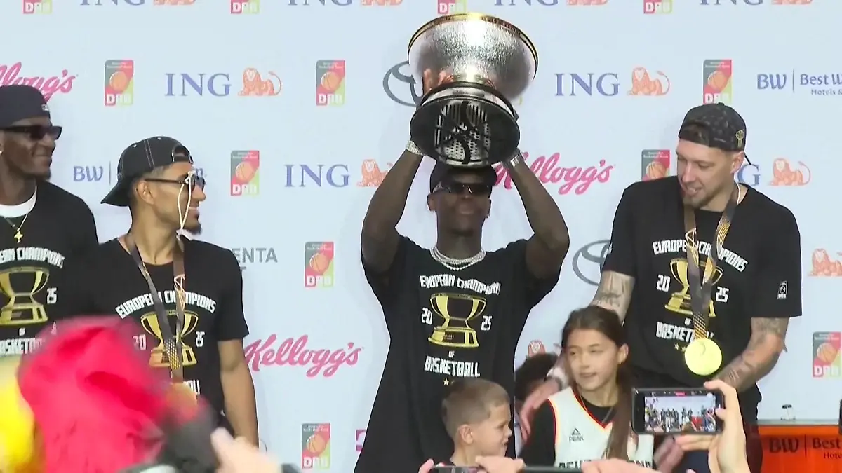 EM-Held und Geburtstagskind Dennis Schröder bekommt Ständchen von den Fans Doppelter Grund zum Feiern!
