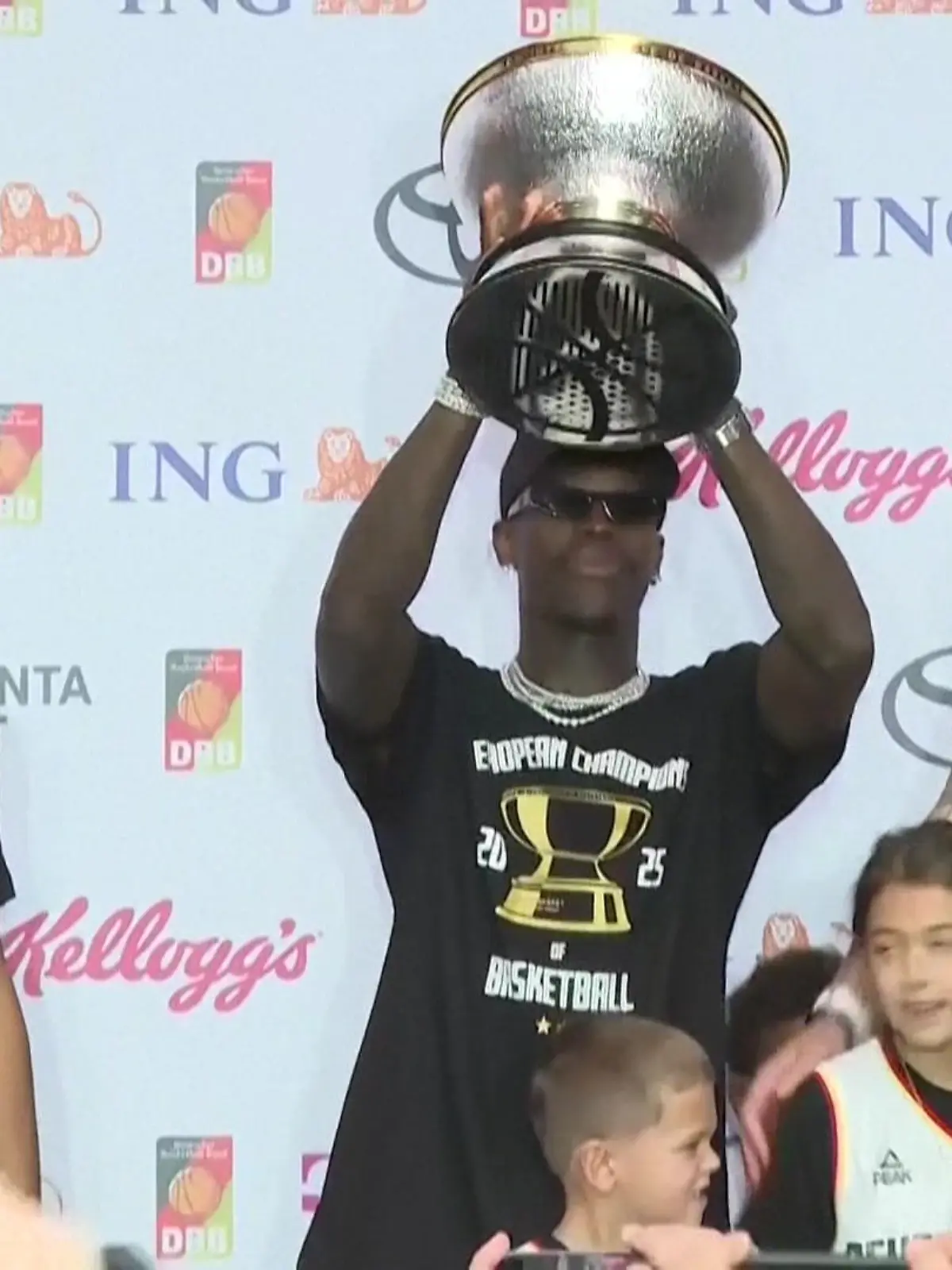 Bild zu: "EM-Held und Geburtstagskind Dennis Schröder bekommt Ständchen von den Fans"