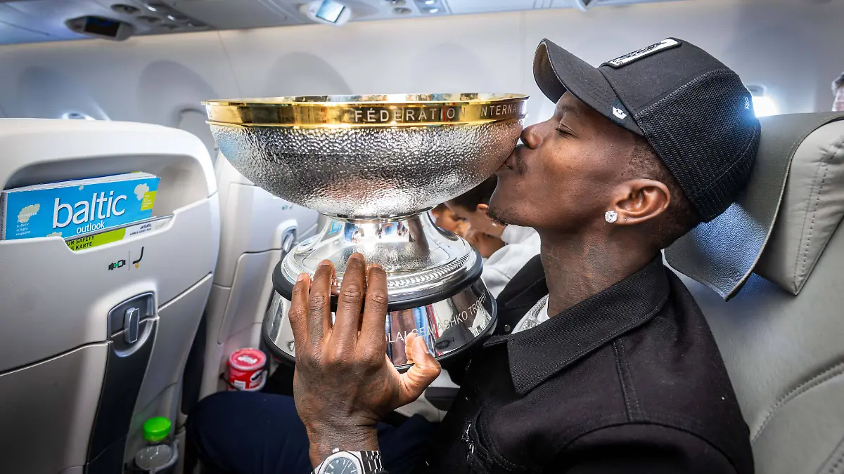 Einen dicken Schmatzer für den Pokal. Dennis Schröder ist stolz auf Deutschlands-EM-Titel. 