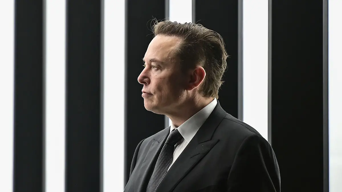 Elon Musk lässt den Tesla-Kurs vor einer wichtigen Aktionärsabstimmung mit einem Aktienkauf steigen. (Archivbild)
