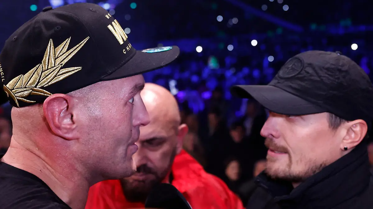 Boxing - WBC World Heavyweight Title - Tyson Fury v Derek Chisora - Tottenham Hotspur Stadium, London, Britain - December 3, 2022  Tyson Fury with Oleksandr Usyk after the fight Action Images via Reuters/Andrew Couldridge