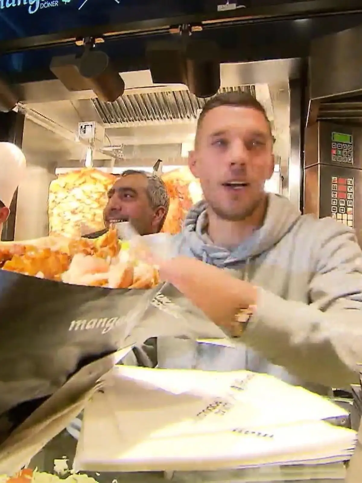 Bild zu: "Fußball, Döner, Festival: So baut Podolski sein Imperium"