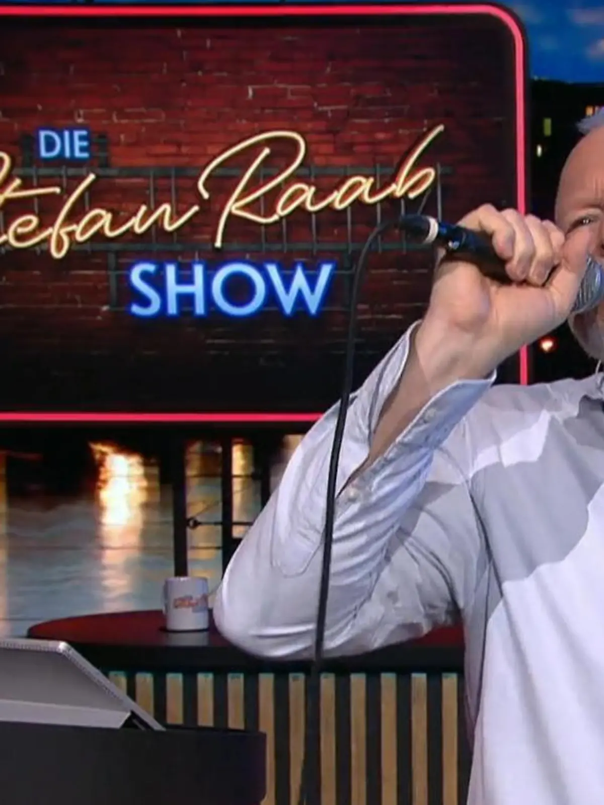 Bild zu: "Stefan Raab erfindet die Nationalhymne neu "