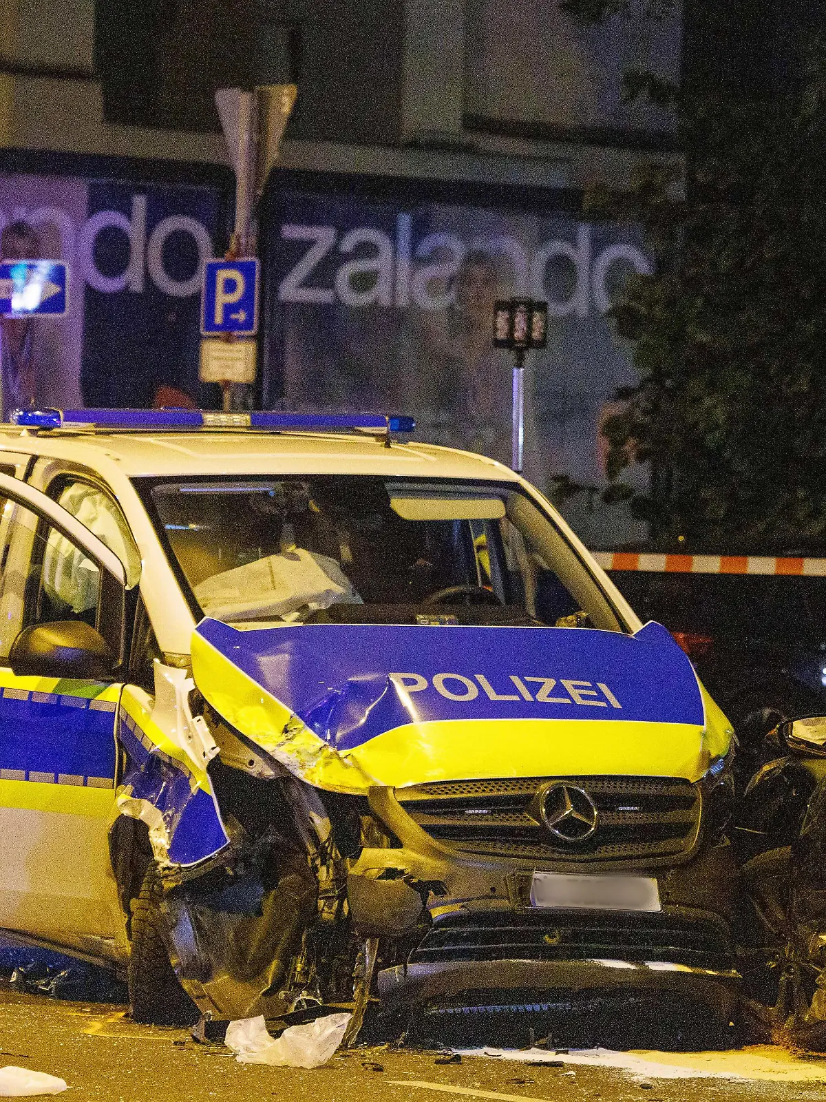 Bild zu: "Polizeiauto in Unfall verwickelt – drei Polizisten schwer verletzt"