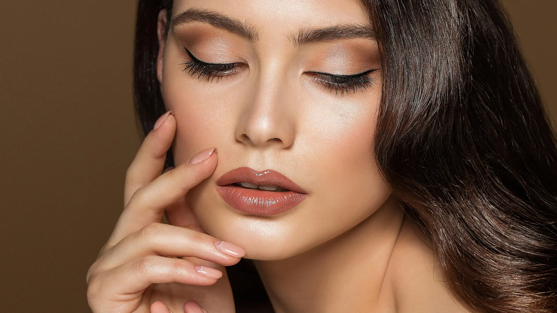 Frau mit Taupe Lippenstift Trend.