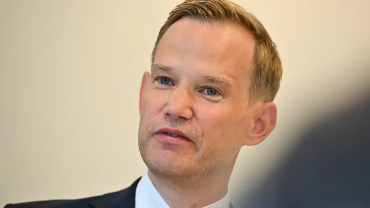 Die Gesundheitskosten steigen immer weiter. Der Gesundheitspolitiker und Virologe mahnt mehr Eigenverantwortung der Menschen an.