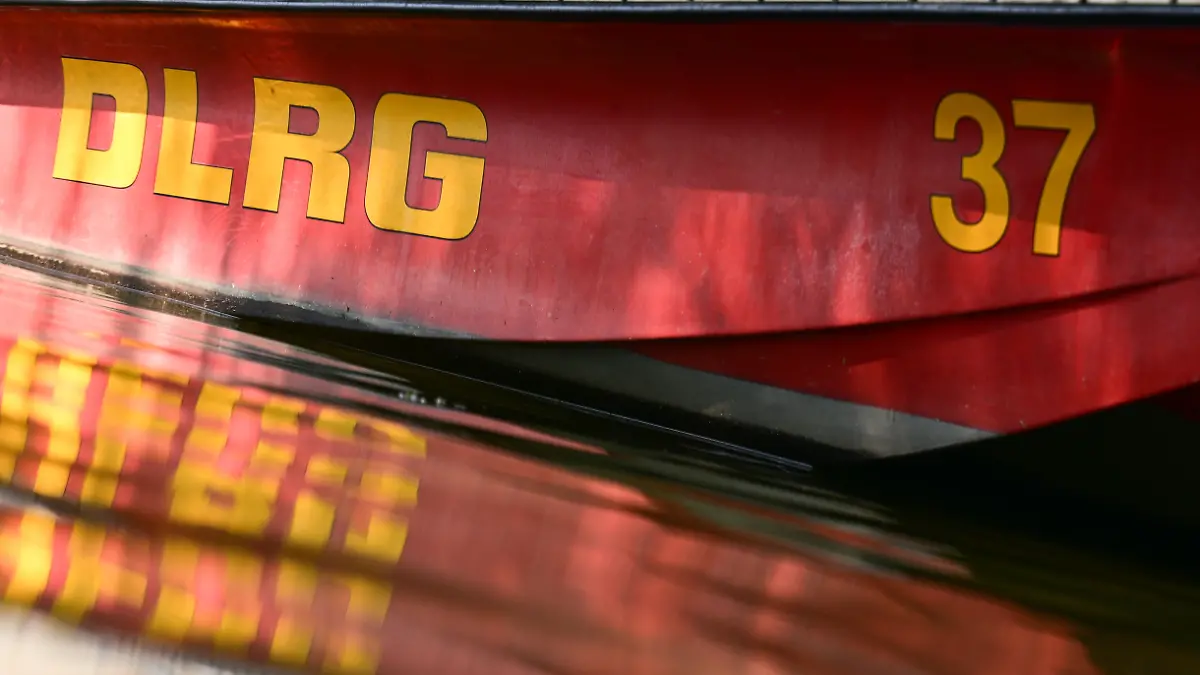 Die DLRG und die Feuerwehr war mit einem Großaufgebot zur Stelle. (Symbolbild)