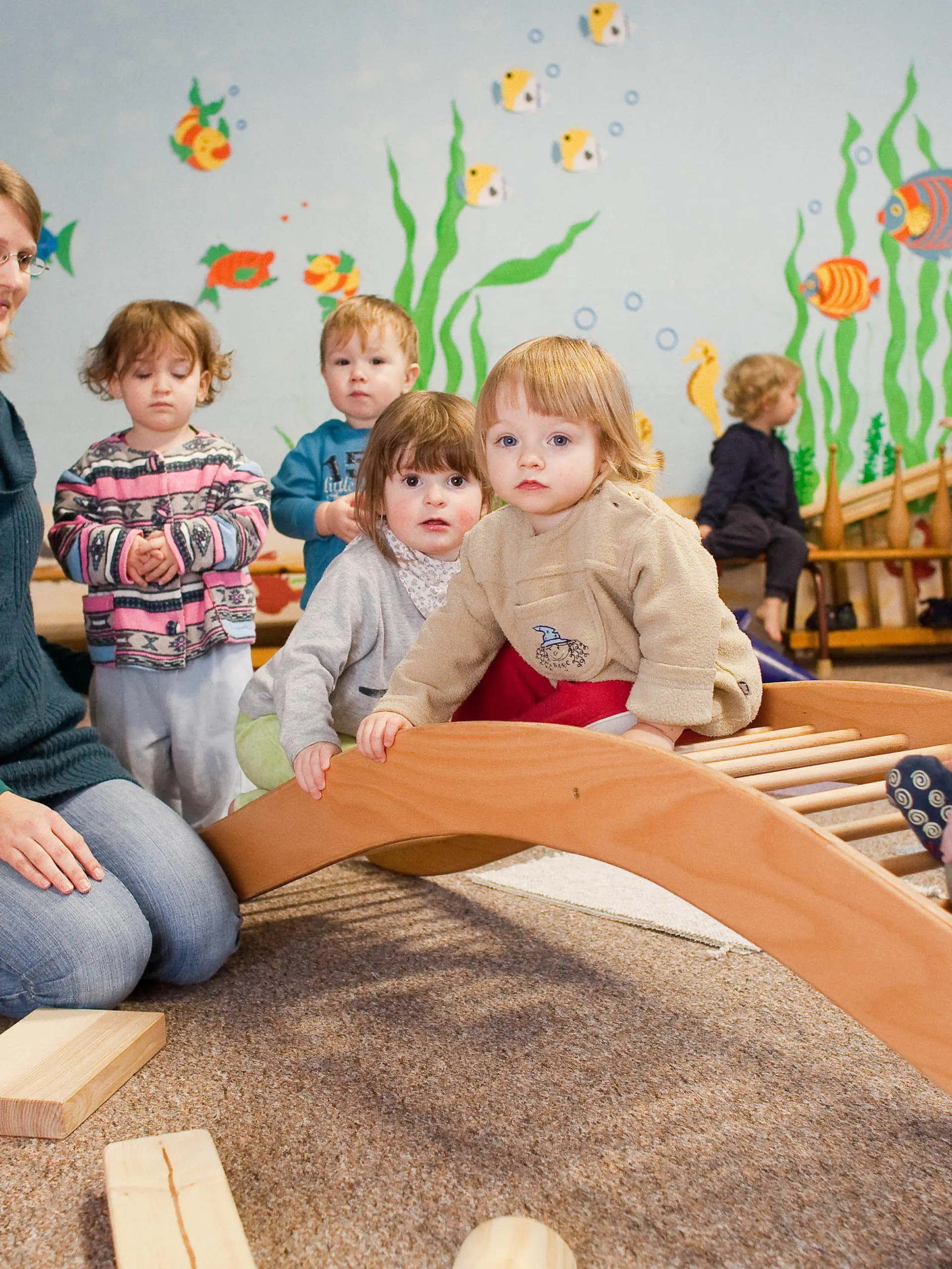 Kinder der Kneipp-Kita im brandenburgischen Buckow (Märkische Schweiz) nehmen am Dienstag (19.01.2010) an der Bewegungsförderung nach Pikler-Hengstenberg teil. Im Jahr 2002 wurde die Kita in Buckow als Brandenburgs erster Kneipp-Kindergarten zertifiziert. Im Osten Deutschlands wird mindestens jedes zweite Kleinkind unter drei Jahren in einer Tagesstätte betreut, im Westen nur etwa jedes zehnte, teilt das statistische Bundesamt in Wiesbaden am Dienstag mit. Foto: Patrick Pleul dpa/lbn (zu dpa 4097 vom 19.01.2010)  +++(c) dpa - Bildfunk+++