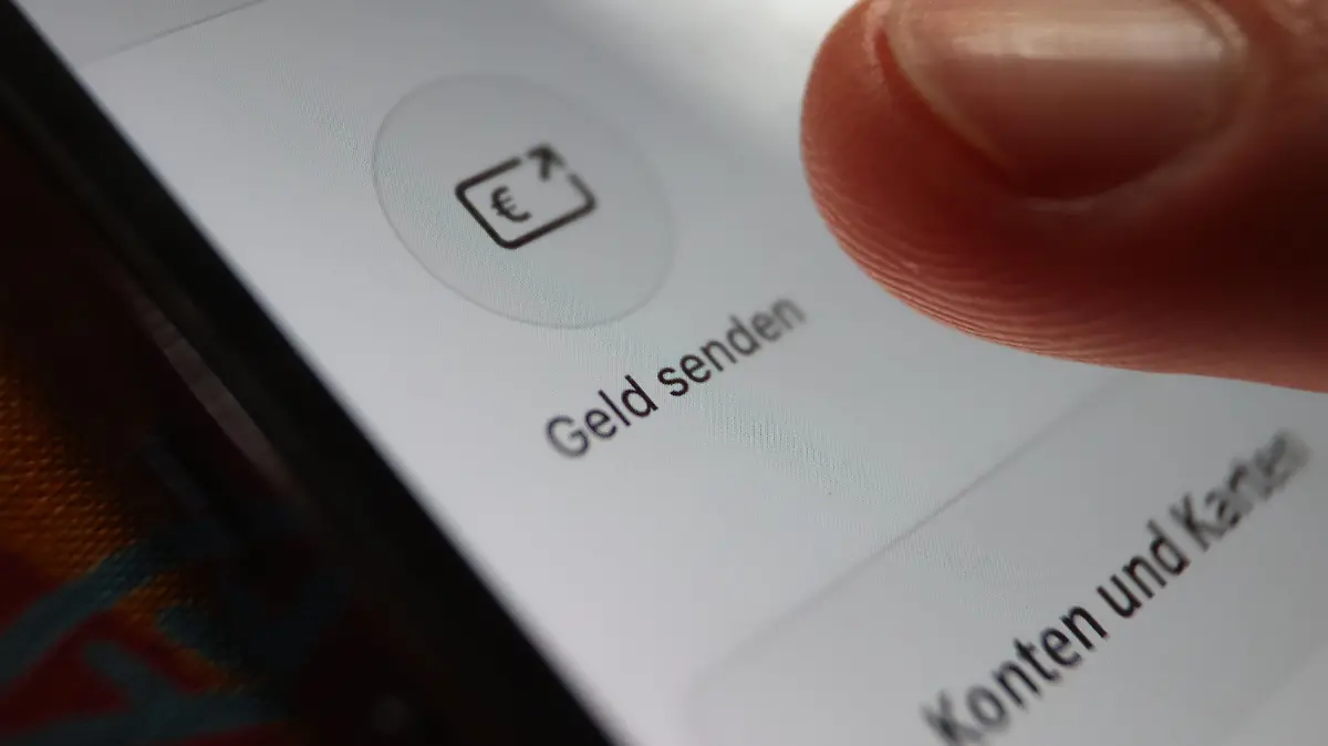 ILLUSTRATION - In einer App der Sparkasse ist ist die Option "Geld senden" zu sehen.