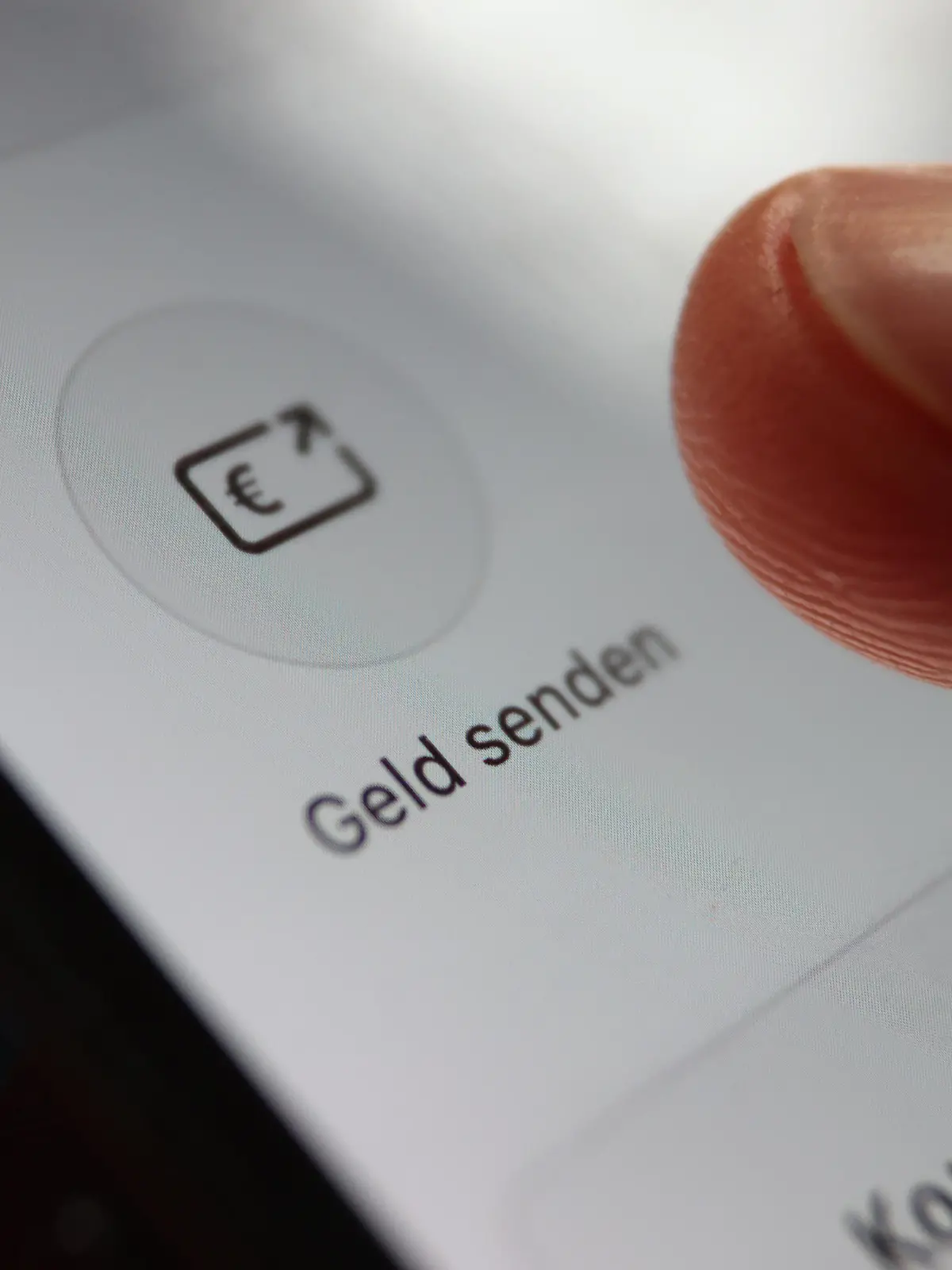 ILLUSTRATION - In einer App der Sparkasse ist ist die Option "Geld senden" zu sehen.
