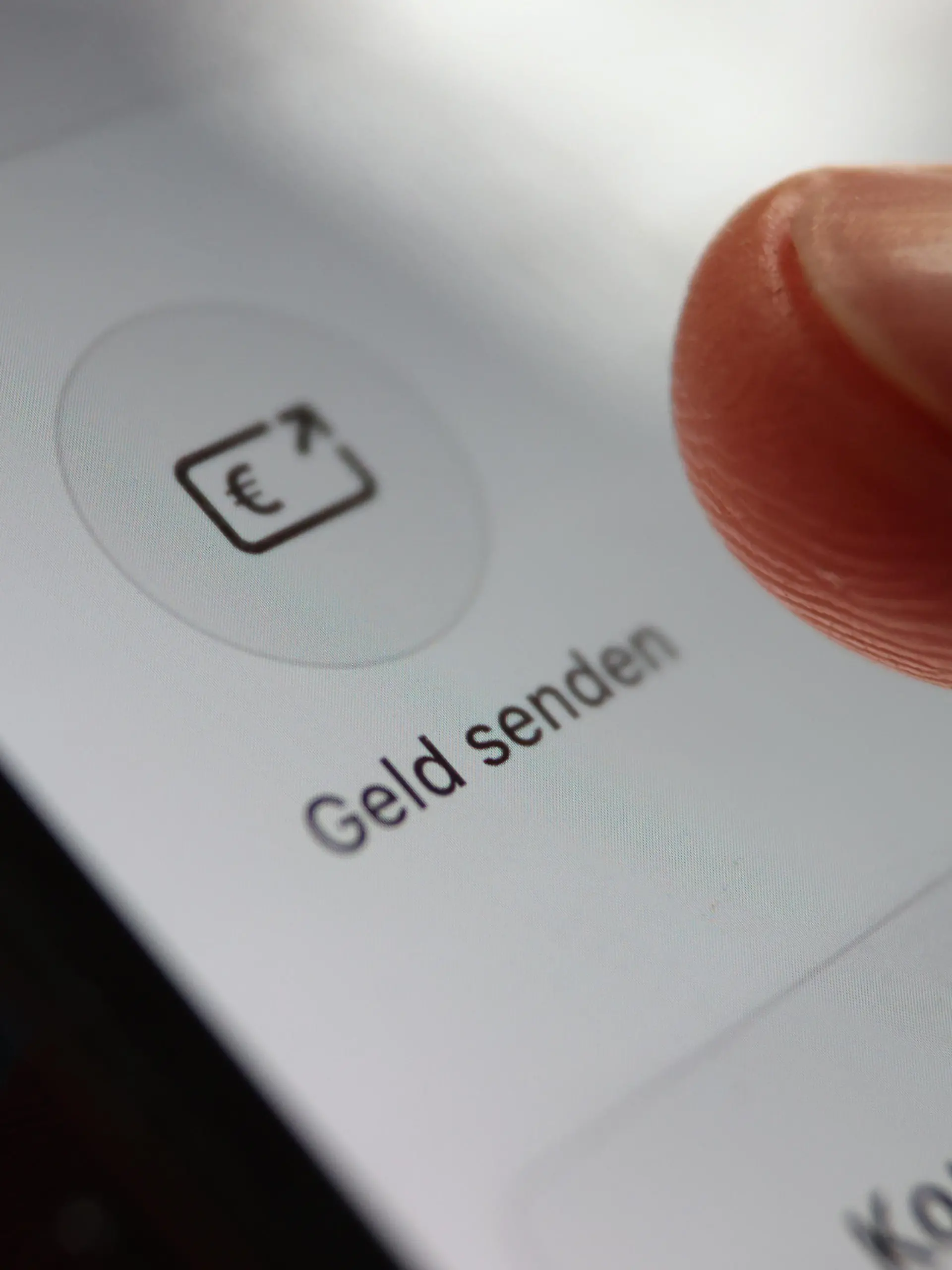 ILLUSTRATION - In einer App der Sparkasse ist ist die Option "Geld senden" zu sehen.