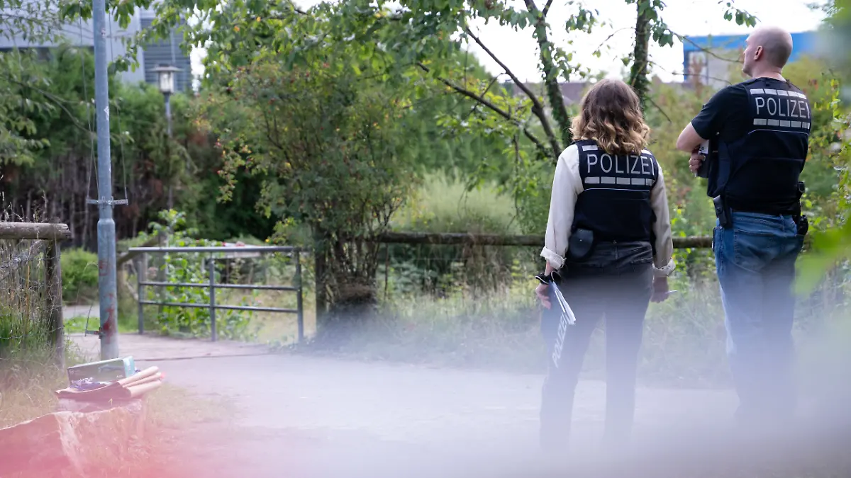 Polizisten vor einer Brücke am Stadtrand von Filderstadt. Dort wurde ein Koffer mit einer Leiche darin unter einer Brücke an einem kleinen Bachlauf gefunden (Archivfoto).