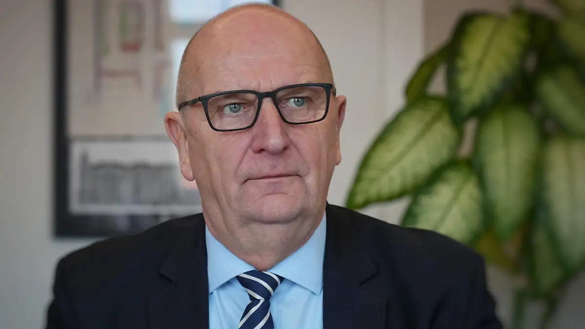 ARCHIV - 27.12.2022, Brandenburg, Potsdam: Dietmar Woidke (SPD), Ministerpräsident von Brandenburg, aufgenommen in seinem Büro in der Staatskanzlei während des traditionellen dpa-Interviews zum Jahresende. (zu dpa: "Woidke zu Kohleausstieg 2030: Nennung von Jahreszahl ist zu wenig") Foto: Soeren Stache/dpa +++ dpa-Bildfunk +++