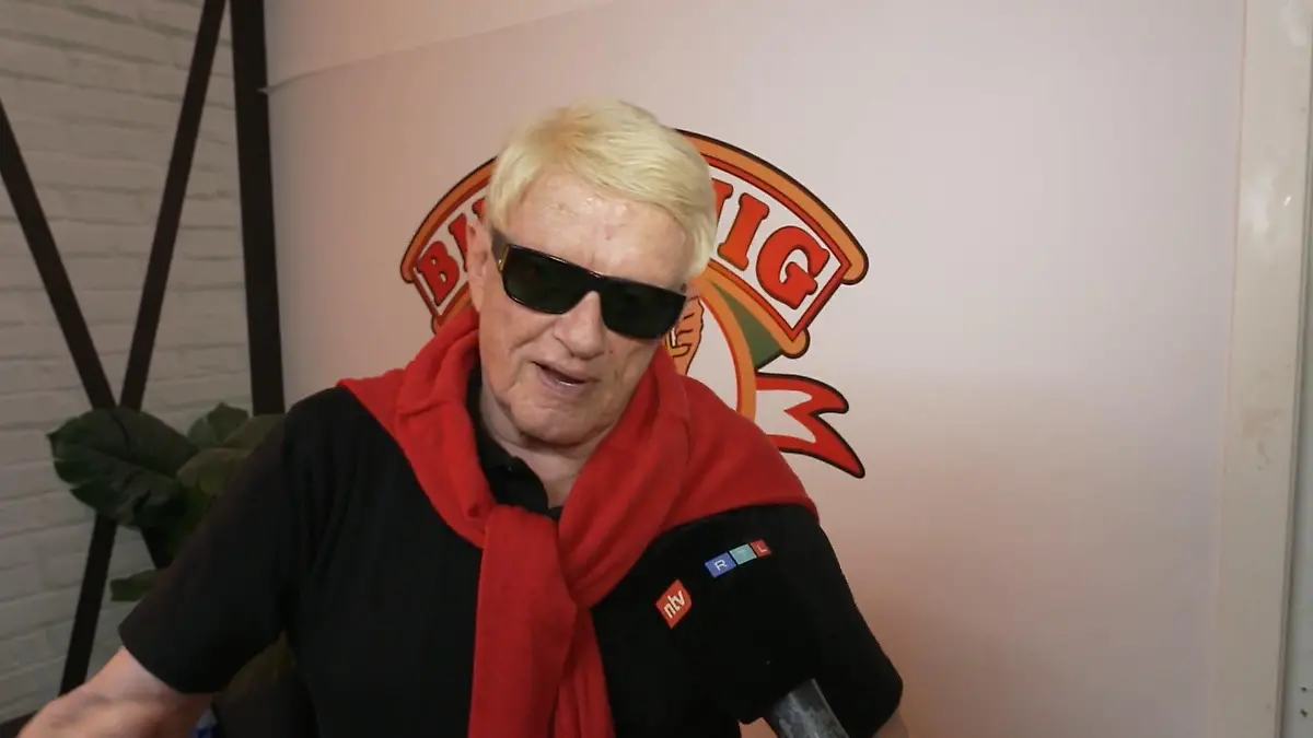 Mit ihr fegt Heino über die Bierkönig-Bühne Holla, die Waldfee!