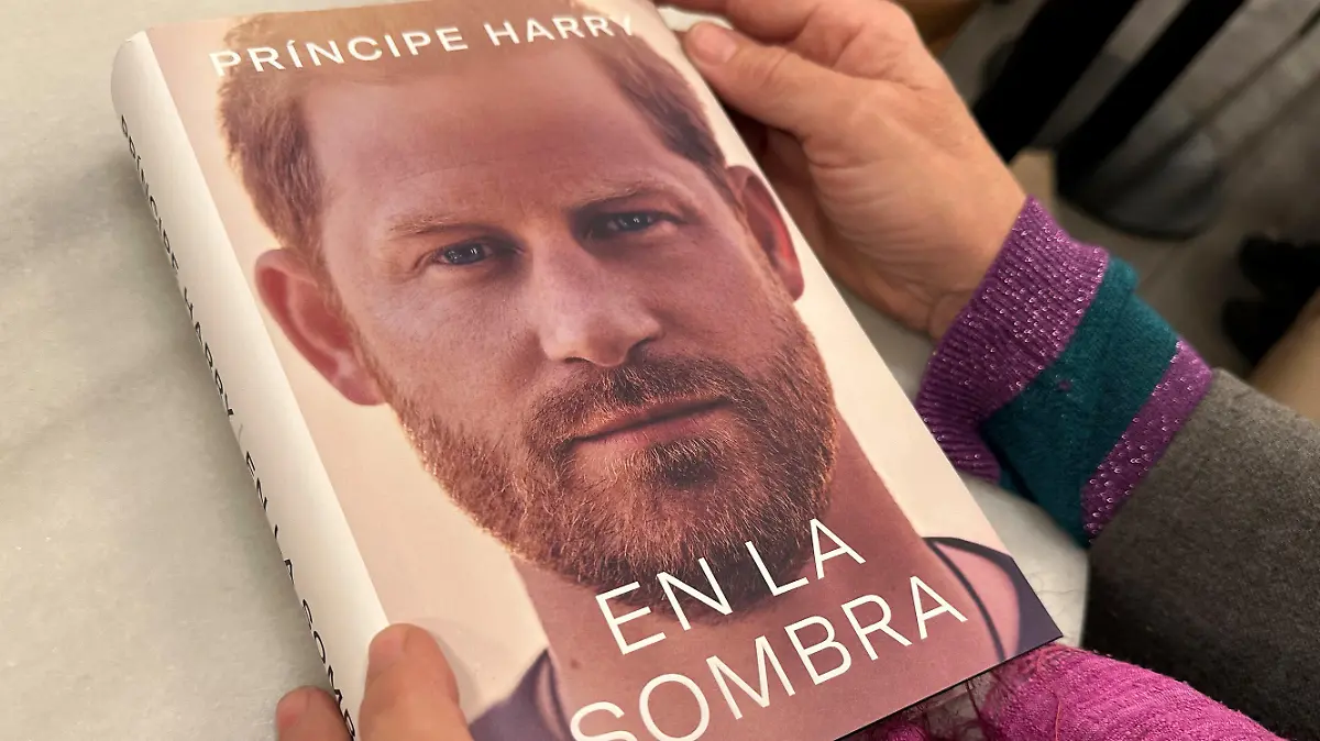 05.01.2023, Spanien, Barcelona: Eine Frau hält ein Exemplar Autobiografie des britischen Prinzen Harry. Die mit Spannung erwartete Autobiografie des britischen Prinzen Harry ist nach Angaben britischer Medien in Spanien versehentlich bereits am Donnerstag in den Handel gelangt. Eigentlich sollte das Buch erst am 10. Januar erscheinen. Foto: Uncredited/AP/dpa +++ dpa-Bildfunk +++