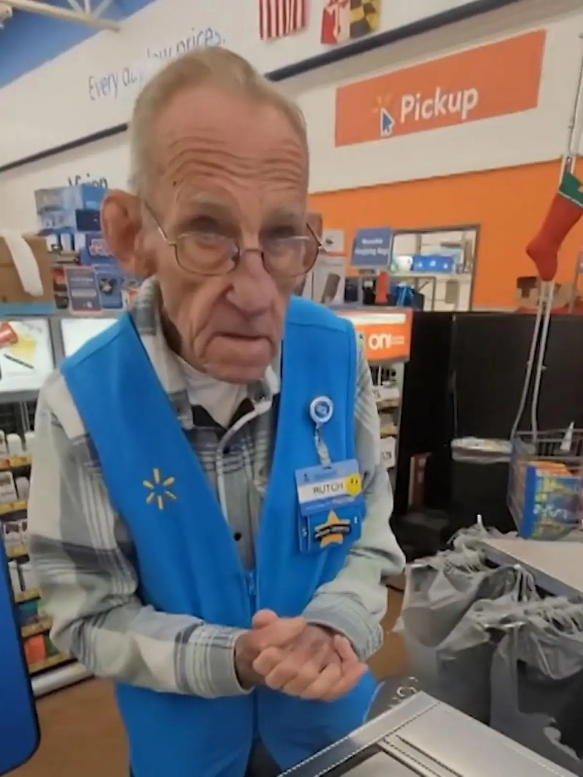 Butch Marion ist 82 Jahre alt und arbeitet täglich acht Stunden lang in einem Supermarkt in den USA. Eigentlich müsste er längst im Ruhestand sein. Nur dafür reicht sein Erspartes nicht. Ein Kunde kommt auf die Idee, für den fleißigen Kassierer Spenden zu sammeln - mit vollem Erfolg!