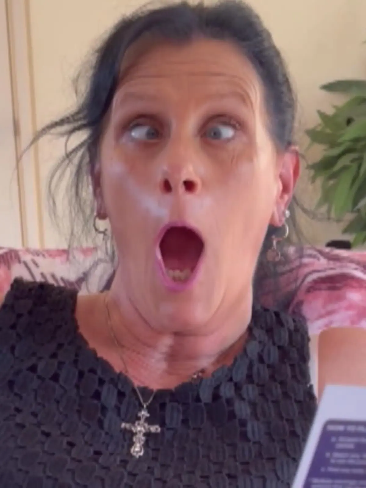 Bryanna Beer aus Kingaroy Australien versteckt die Nachricht über ihre Schwangerschaft vor ihrer Mutter auf einem Lotterieschein zum Freirubbeln. Als Mama Candice die Nachricht entziffern kann, verdreht sie vor Freude die Augen.