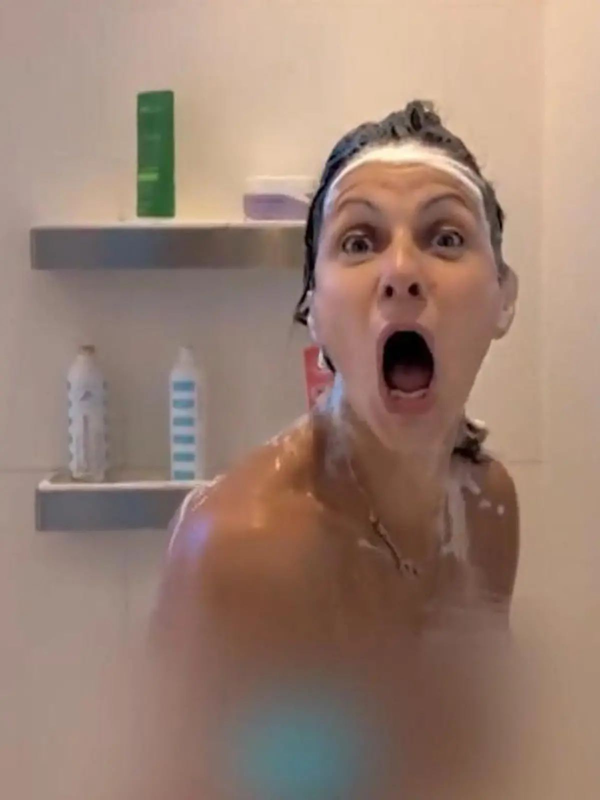 Bild zu: "Nackt-Überraschung! Moderatorin flippt unter Dusche aus – weil Tochter ihr DAS sagt"