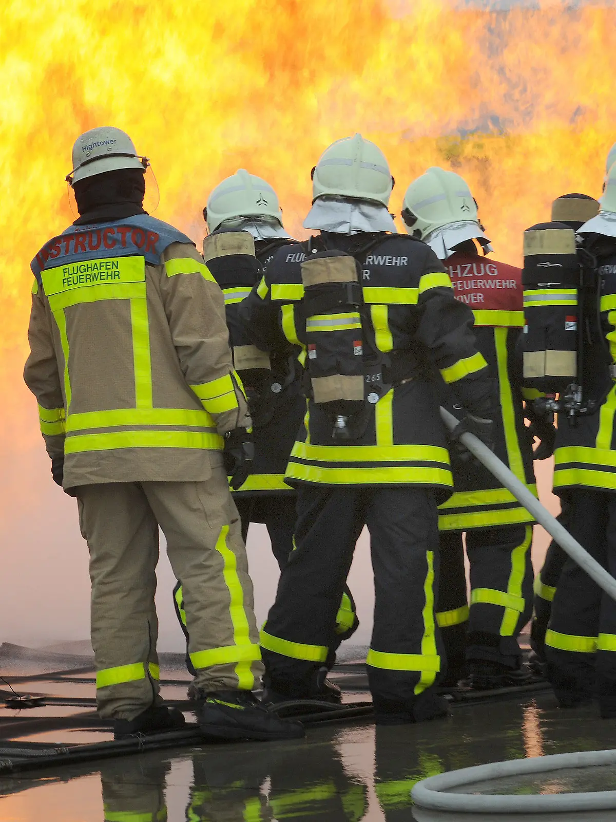 Ein simulierter Flächenbrand auf einer Fläche von 300 Quadratmetern wird von Feuerwehrmännern am 13.09.2013 während einer Übung an der Feuerwehr-Training-Center (FTC) Anlage Fraport auf dem Flughafen Hannover (Niedersachsen) gelöscht. Foto: Holger Hollemann/dpa +++(c) dpa - Bildfunk+++