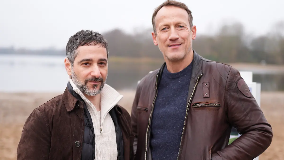 Schauspieler Wotan Wilke Möhring (r) als Bundespolizist Thorsten Falke und Schauspieler Denis Moschitto als Cyber-Kriminalist Mario Schmitt am Set der „Tatort“-Doppelfolge „Ein guter Tag /Schwarzer Schnee“.