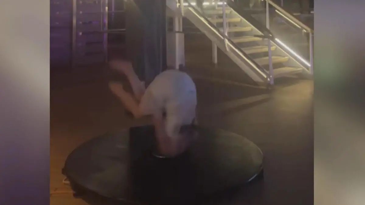 Kopf-ber-Abgang-Zirkusartistin-landet-bei-Poledance-Einlage-unsanft-auf-dem-Boden
