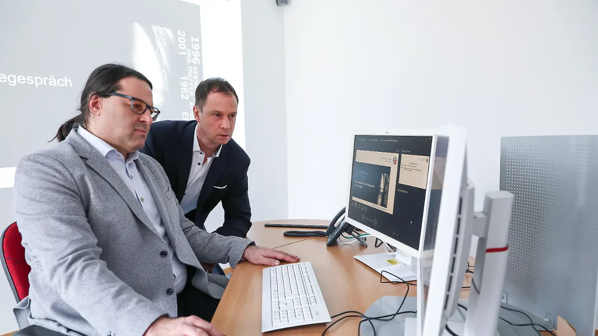 Die Kriminalhauptkommissare Jörg Albert (l) und Mike Schloth sitzen am Computer und schauen sich die Ermittlungsakte des Falls „Maria Köhler“ an.