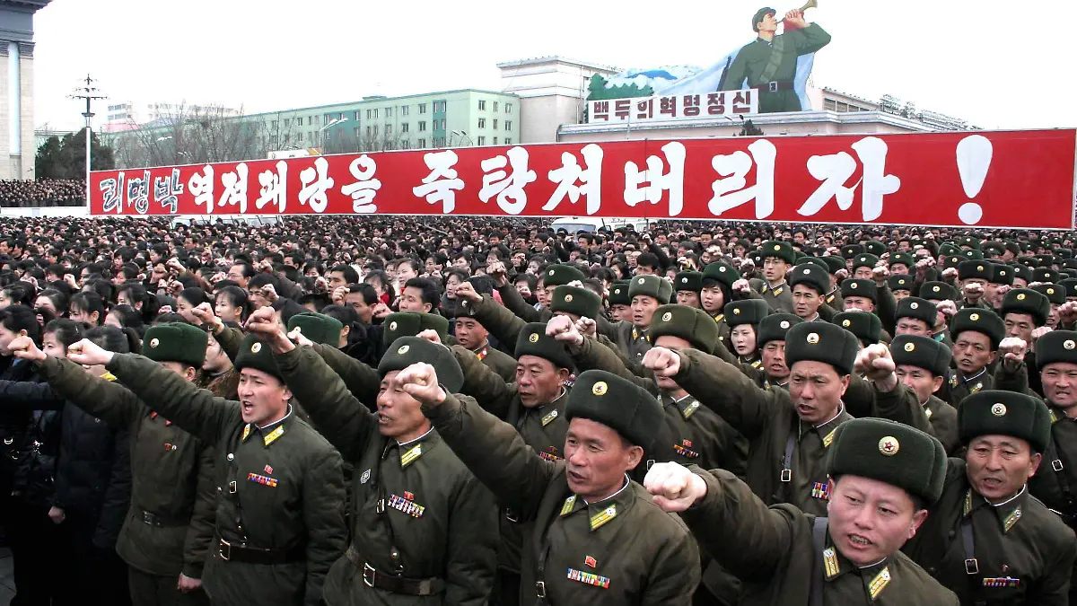 ARCHIV - Nordkoreanische Soldaten bei einer Demonstration gegen Südkorea in Pjöngjang (Archivfoto veröffentlicht am 05.03.2012). Mit mehr als 1,2 Millionen Soldaten unterhält das von Hungersnöten geplagte Nordkorea eine der größten Armeen Asiens. 1997 führte eine durch Unwetter, Missernten und Zwangswirtschaft ausgelöste Hungerkatastrophe zu einem Massensterben. Nach UN-Schätzung sind noch immer Millionen Nordkoreaner von Hunger bedroht. Trotzdem haben Ausgaben für das Militär Vorrang. EPA/KCNA PHOTO +++(c) dpa - Bildfunk+++