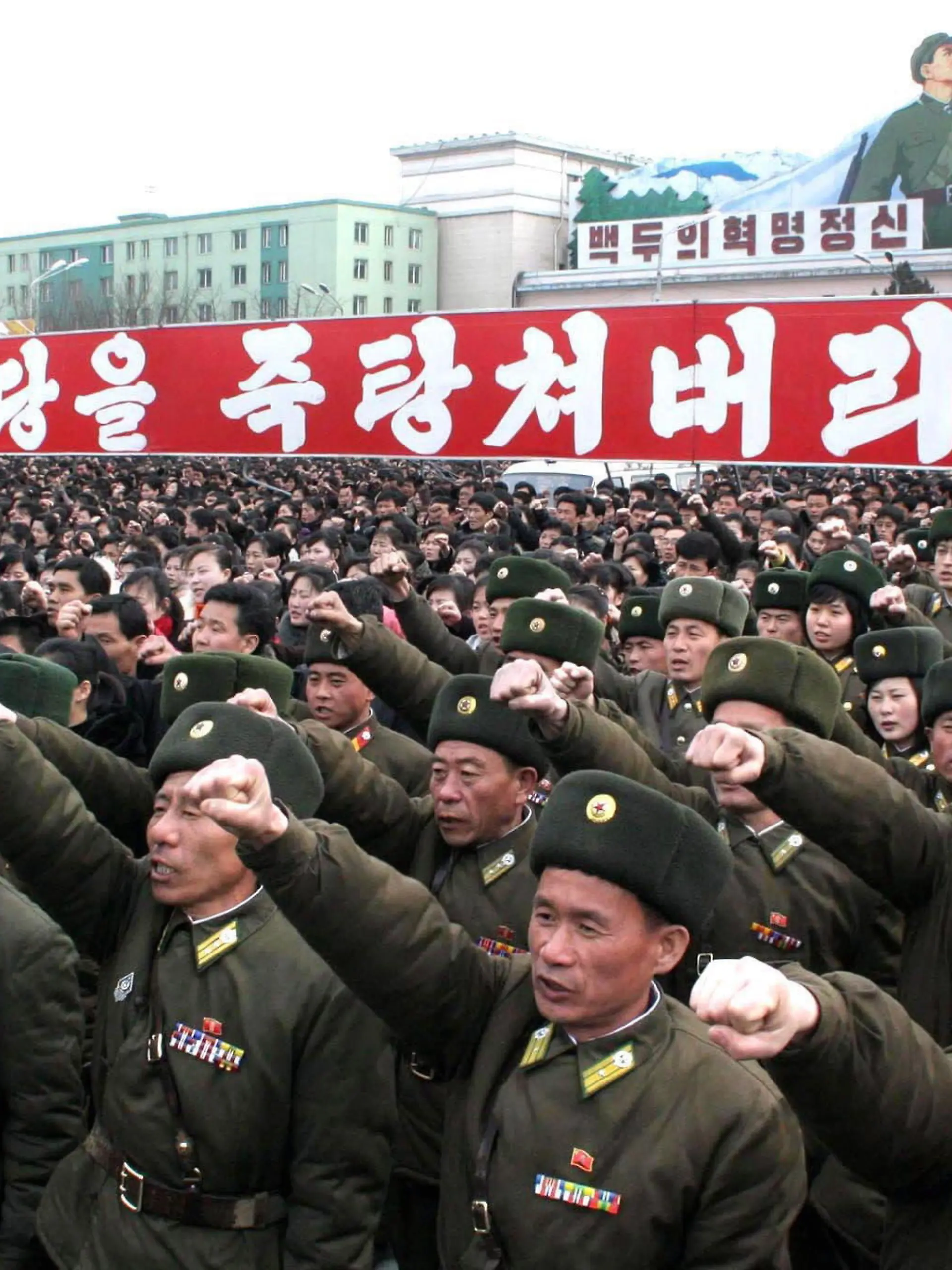 ARCHIV - Nordkoreanische Soldaten bei einer Demonstration gegen Südkorea in Pjöngjang (Archivfoto veröffentlicht am 05.03.2012). Mit mehr als 1,2 Millionen Soldaten unterhält das von Hungersnöten geplagte Nordkorea eine der größten Armeen Asiens. 1997 führte eine durch Unwetter, Missernten und Zwangswirtschaft ausgelöste Hungerkatastrophe zu einem Massensterben. Nach UN-Schätzung sind noch immer Millionen Nordkoreaner von Hunger bedroht. Trotzdem haben Ausgaben für das Militär Vorrang. EPA/KCNA PHOTO  +++(c) dpa - Bildfunk+++