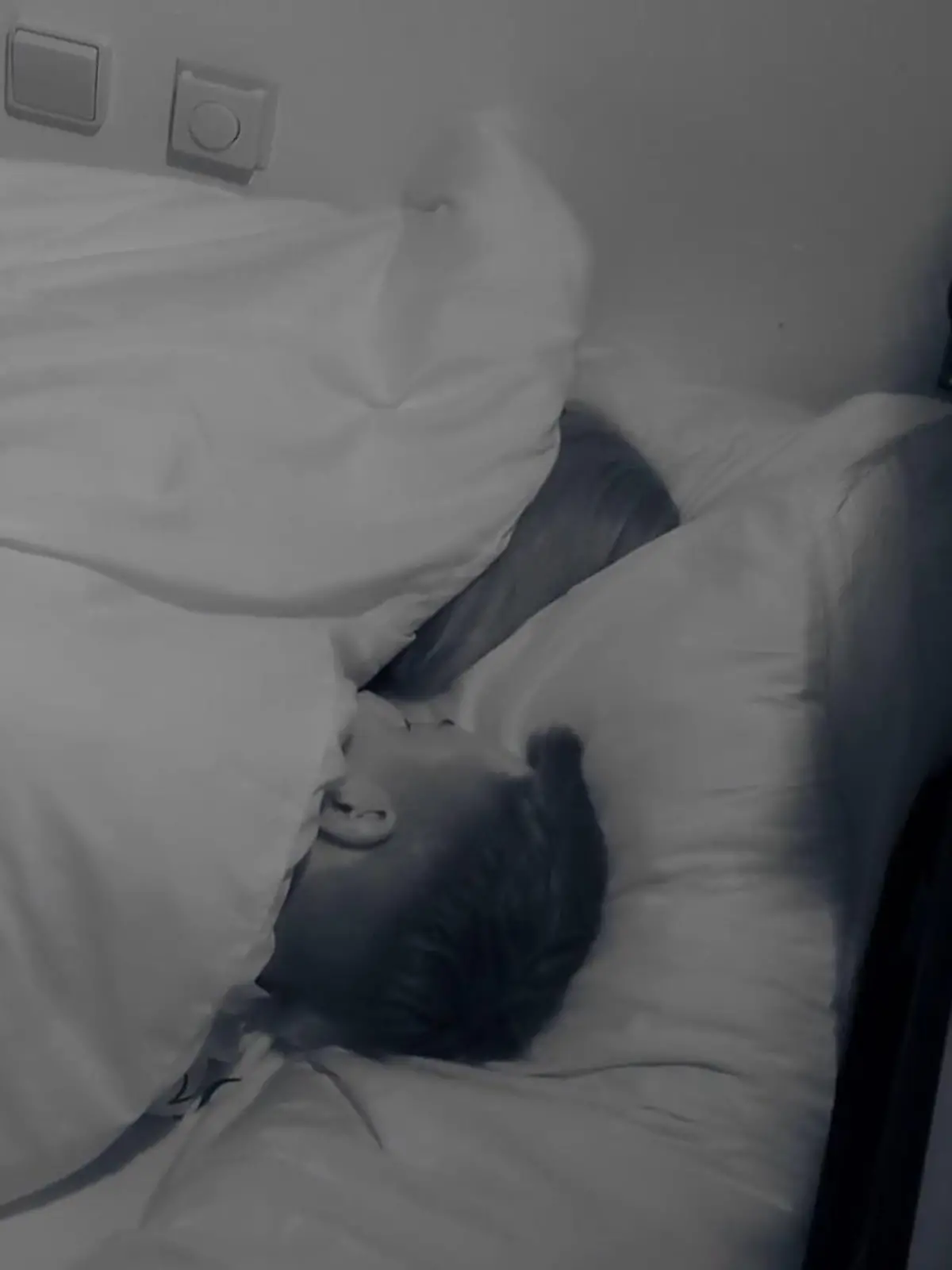 Jennifer Degenhart und Marvin Kleinen im Bett